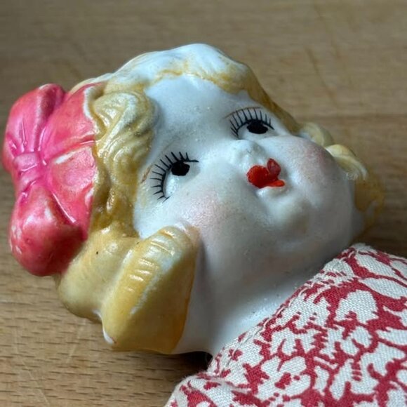 1930s Japanese 6" Bisque Doll with Movable Arms – “Charlotte-Type” Child, Bow & - Picture 7 of 9